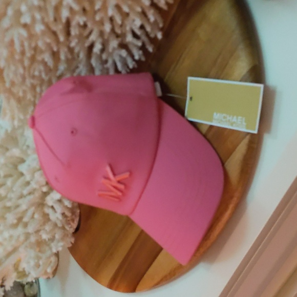 Michael Kors NWT - barbie pink 🩷 adjustable! NEVER WORN! - Picture 4 of 9